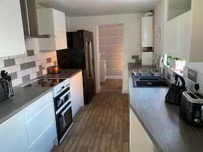 Kühlschrank, Mikrowelle, Ofen, Herdplatte