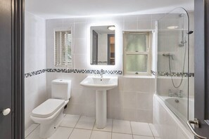 Badekar, hårføner og håndklær