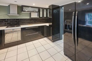 Fridge, microwave, oven, stovetop - Host & Stay | The Annexe @ The Old Brewery (Richmond)