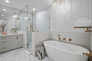 Combined shower/tub, towels
