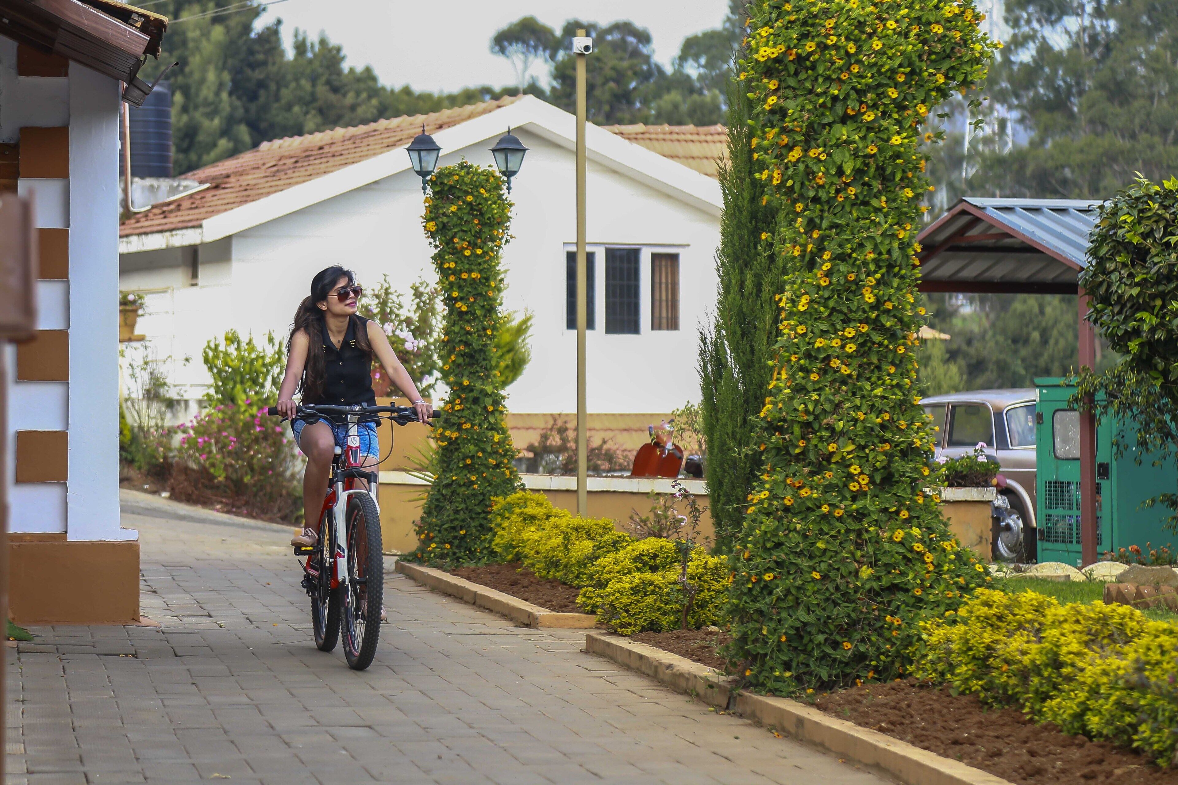 Una persona montando en bicicleta por un camino pavimentado.