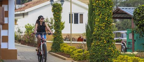 Una persona montando en bicicleta por un camino pavimentado.