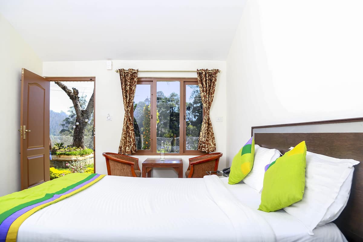 Deluxe Room | 1 bedroom, premium bedding, iron/ironing board, bed sheets