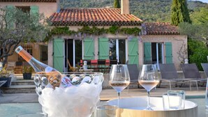 A villa with a tiled roof, outdoor seating, and a pool. - Villa for 10 • Pool • 5 Suites • Grimaud (Grimaud)