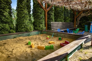 Children’s play area – outdoor