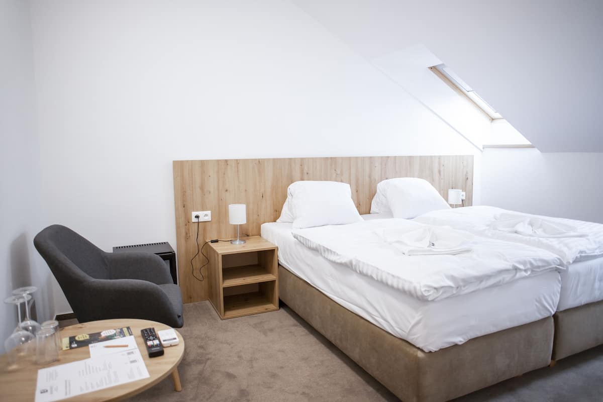 Kostenlose Babybetten, kostenloses WLAN, Bettwäsche