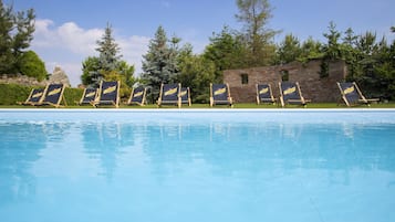 Una piscina al aire libre de temporada