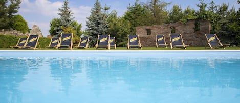 Una piscina al aire libre de temporada