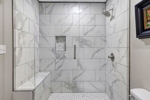 Badewanne, Haartrockner, Handtücher