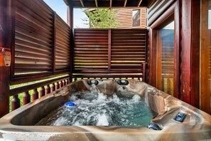 Outdoor spa tub - Smoky Mountain Haven - 8 BD Cabin in Pigeon Forge (Sevierville)