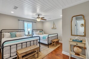 4 bedrooms, iron/ironing board, free WiFi, bed sheets - The Island Pearl! Perfect Private Escape with Private Pool, Newly Renovated, Great Outdoor Spaces! (Saint Simons Island)