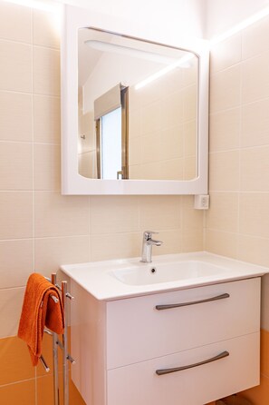 Appartement (Apartments Bella Vista Lilly - One Be) | Salle de bain | Douche, serviettes fournies