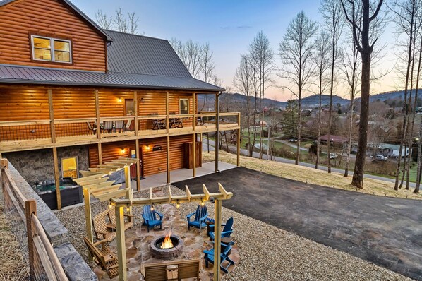 A log cabin with a deck, outdoor seating, and a fire pit. - StepstoGSM*Bigdogfrndly*Minigolf*Pool (Wear Valley)