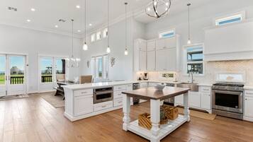 Nhà, 4 phòng ngủ | Bếp riêng | Tủ lạnh, dụng cụ pha cà phê/trà, lò nướng bánh mì