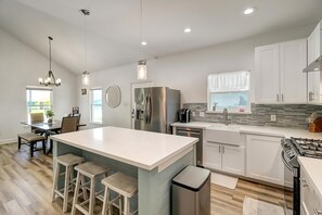 House, 3 Bedrooms | Private kitchen | Fridge, oven, stovetop, coffee/tea maker - Crazy Crane 3 Bedroom Home by RedAwning (Rockport)