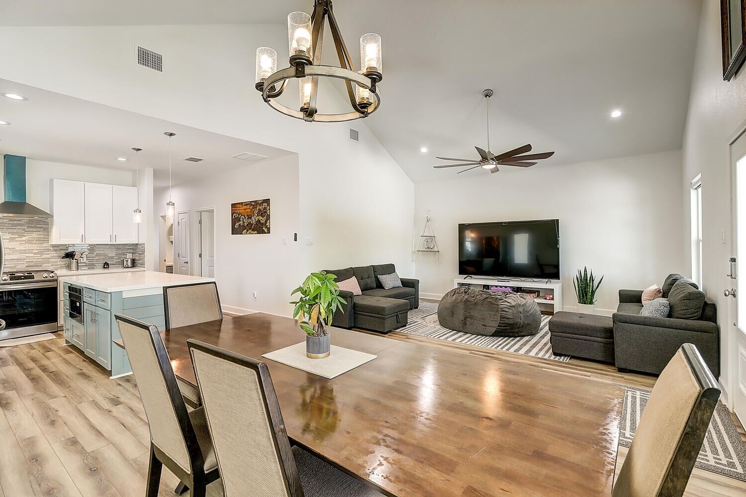 Crazy Crane 3 Bedroom Home by Redawning