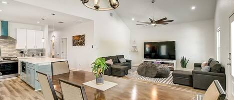 Maison, 3 chambres | Cuisine privée | Réfrigérateur, un four, surface de cuisson, cafetière-théière