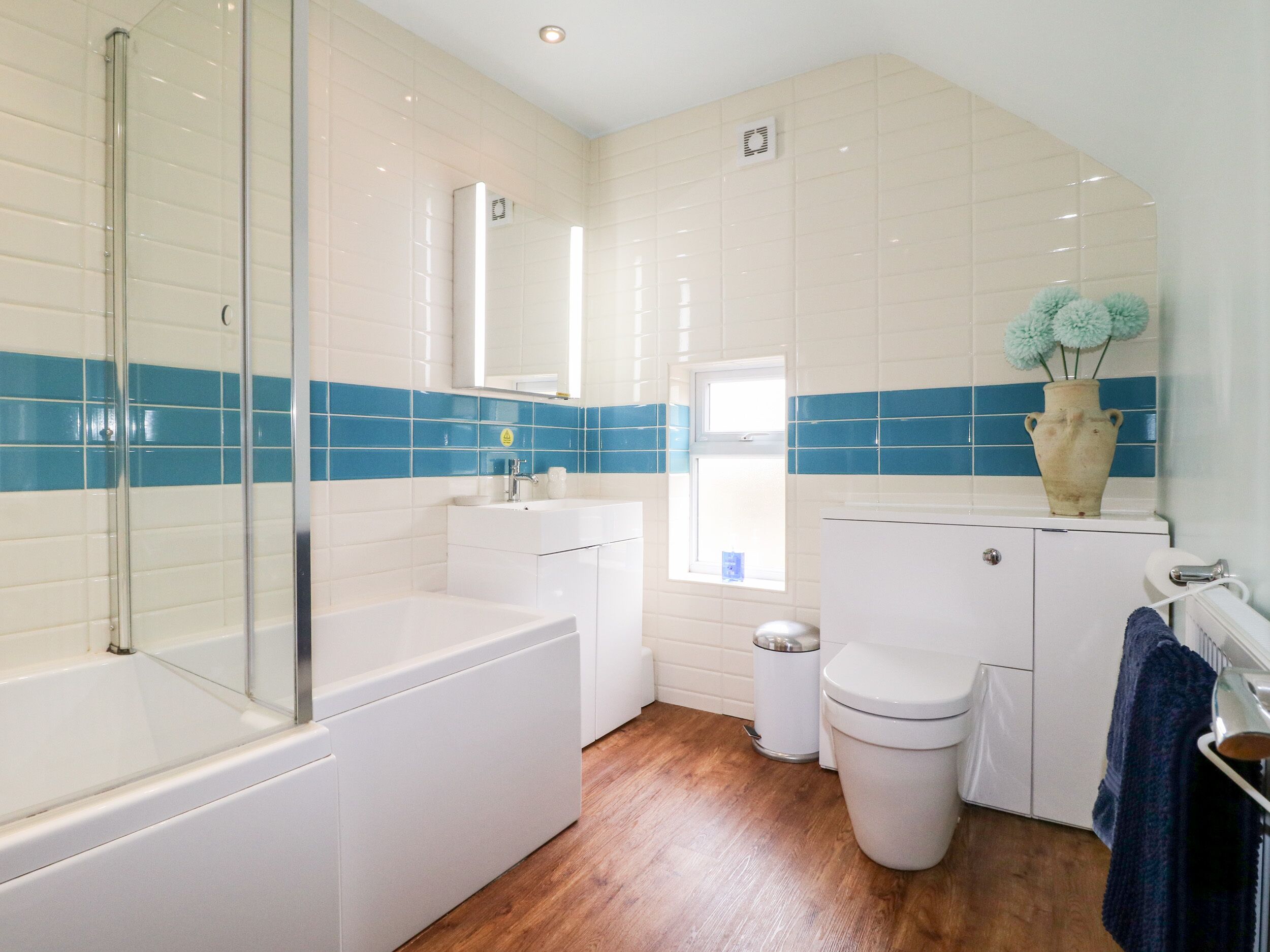 Une salle de bain avec une baignoire, des toilettes et un lavabo.