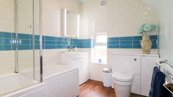 Une salle de bain avec une baignoire, des toilettes et un lavabo.