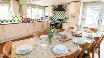 Cottage | Private kitchen | Fridge, dishwasher, electric kettle, toaster