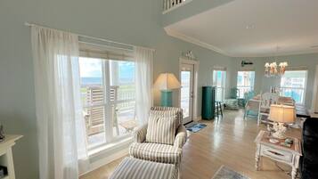 House, 4 Bedrooms | Living room