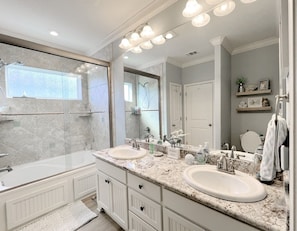 House, 4 Bedrooms | Bathroom - The Green Seahorse 4 Bedroom Home by RedAwning (Port Bolivar)