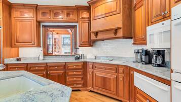 Rumah, beberapa kamar | Dapur pribadi | Lemari es, oven, mesin pembuat kopi/teh, dan pemanggang roti