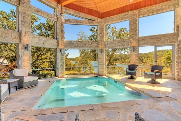 Una piscina techada, una piscina climatizada