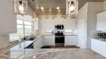 House, 3 Bedrooms | Private kitchen | Fridge, oven, coffee/tea maker, toaster