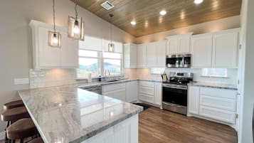 House, 3 Bedrooms | Private kitchen | Fridge, oven, coffee/tea maker, toaster