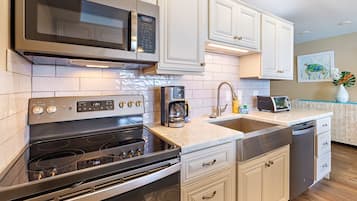 Condo, 1 quarto | Cozinha privada | Geladeira, fogão, cafeteira/chaleira, torradeira