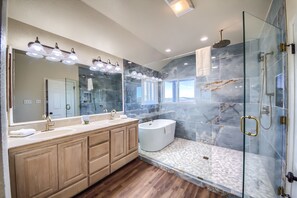 House, 5 Bedrooms | Bathroom