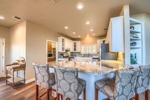 House, 5 Bedrooms | Private kitchen | Fridge, oven, coffee/tea maker, toaster