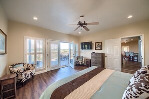 House, 5 Bedrooms - Cypress Ridge Cl 1181 5 Bedroom Home by RedAwning (Canyon Lake)