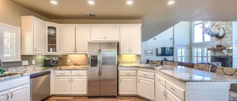 House, 5 Bedrooms | Private kitchen | Fridge, oven, coffee/tea maker, toaster