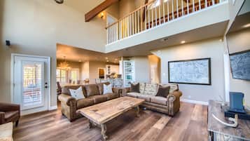 Nhà, 5 phòng ngủ | Khu phòng khách | Smart TV