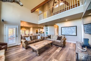 ハウス 5 ベッドルーム | リビング エリア | スマートテレビ