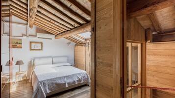 3 habitaciones, tabla de planchar con plancha y cuna de viaje