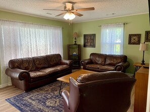 Living area - Little House In The Grove Private, Comfortable, Squeaky Clean! (Prairie Grove)