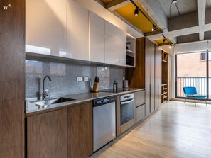 Kjøleskap, mikrobølgeovn, ovn og kokeplater