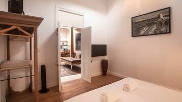 1 habitación, tabla de planchar con plancha, wifi y ropa de cama