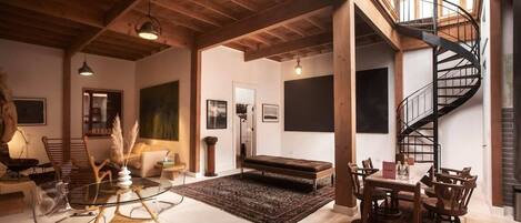 المنشأة من الداخل