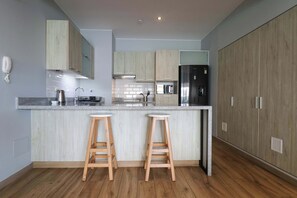 Kjøleskap, mikrobølgeovn, ovn og kokeplater