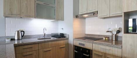 Frigorífico, microondas, horno y placa de cocina