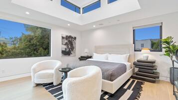 6 bedrooms, iron/ironing board, WiFi, bed sheets