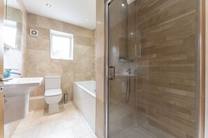 Badewanne, Haartrockner, Handtücher