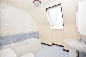 Combined shower/bathtub, hair dryer, towels - Direct Beach Access! Top Floor Apartment Perranporth (Perranporth)