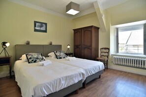 2 bedrooms, iron/ironing board, free WiFi