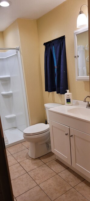 Ein Badezimmer mit Toilette, Waschbecken und Dusche.