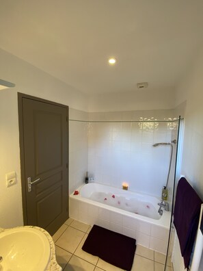 Bathtub, hair dryer, towels
